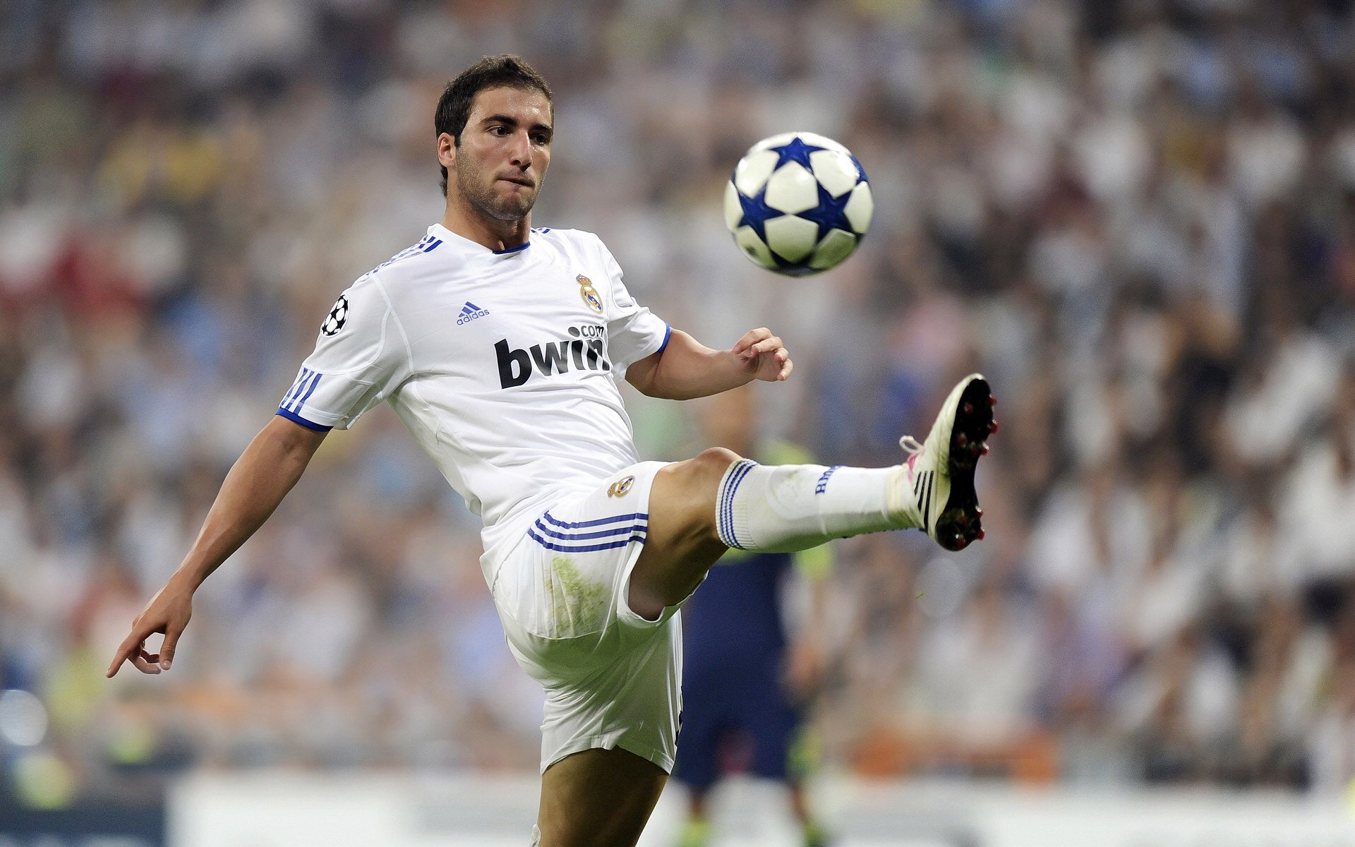 利拉德轰下统治级数据，尼克斯火力全开压制山西队